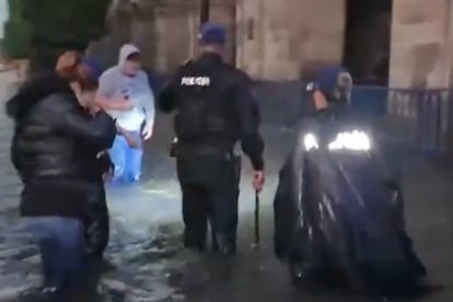 Elementos de la Secretaría de Seguridad Ciudadana trabajaron en el desazolve del Zócalo capitalino.