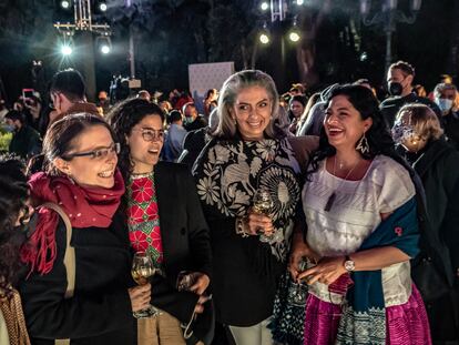 La Secretaria de Cultura, Alejandra Fraustro, y la Secretaria del Trabajo, Luisa María Alcalde, durante una pasarela en homenaje a los artesanos indígenas