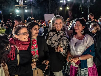 La Secretaria de Cultura, Alejandra Fraustro, y la Secretaria del Trabajo, Luis María Alcalde, durante una pasarela en homenaje a los artesanos indígenas, el pasado 18 de noviembre de 2021.