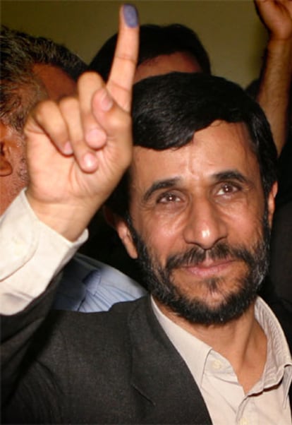 Mahmud Ahmadineyad muestra su dedo manchado de tinta tras depositar su voto en Teherán.