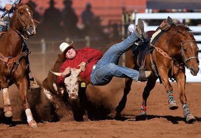 Un participante compite en el rodeo de Mount Isa en Queensland (Australia), el rodeo más grande del hemisferio sur.