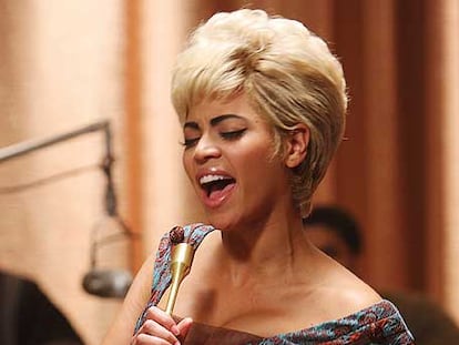 Beyoncé caracterizada de Etta James en un fotograma de 'Cadillac records'