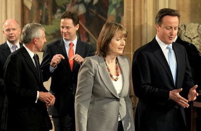 El primer ministro, David Cameron, la líder de la oposición Harriet Harman, William Hague, Jack Straw y el viceprimer ministro Nick Clegg caminan hacia la Cámara de los Comunes.