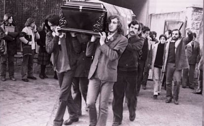 Colleagues and friends carry Yolanda González’s coffin. Image from the book, ‘Don’t Forget Me. Yolanda González, the Most Brutal Crime of the Transition.’