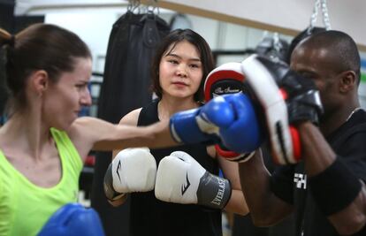 Dos alumnas practican con un monitor del gimnasio Fightland.