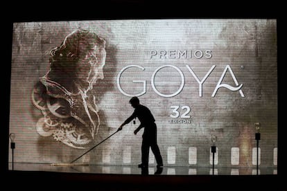 Un trabajador limpia el escenario a pocas horas de iniciarse la pasada gala de los Goya, en Madrid.