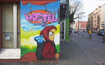 Arte urbano en un hostal de Schlesische Strasse, en el barrio de Kreuzberg, Berl&iacute;n. 