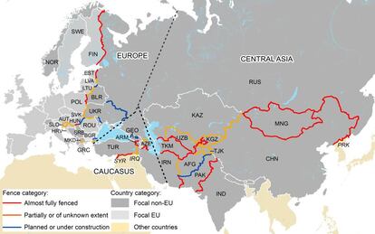 Mapa de las vallas. En rojo, fronteras totalmente valladas o casi. En naranja, las parcialmente valladas y, en azul, las planeadas.