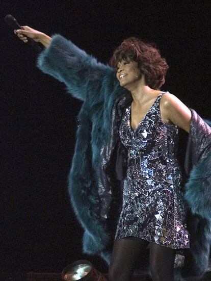 La cantante estadounidense Whitney Houston ha presentado en el Olimpíyski de Moscú su último trabajo, <i>I look to you</i>, así como viejos éxitos como <i>I will always love you</i> y <i>I'm your baby tonight</i>, ha informado la televisión rusa. La actuación de la artista fue precedida por la del cantante ruso Dima Bilán, ganador de Eurovisión 2008, que no escatimó fuerzas por animar a los 20.000 espectadores que desafiaron la fría noche de Moscú para ver la estrella de la película <i>El guardaespaldas</i>.