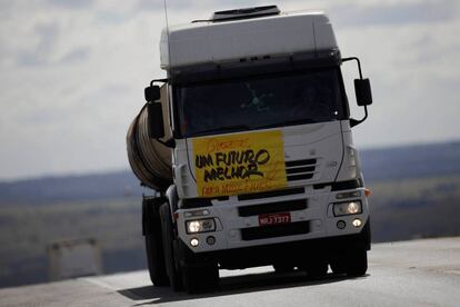 Caminhão volta a circular na BR-040 highway, em Luziania, após dez dias de paralisação.