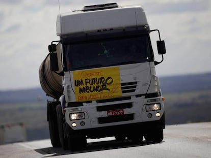 Caminhão volta a circular na BR-040 highway, em Luziania, após dez dias de paralisação.