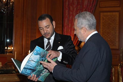 El rey de Marruecos mira un libro sobre Canarias junto al presidente de la comunidad, Adán Martín.