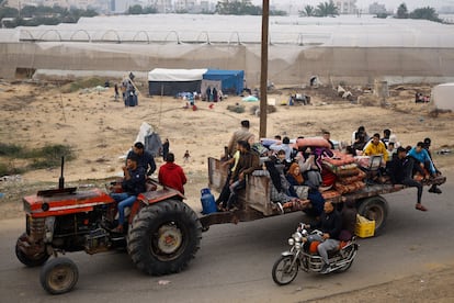 Un grupo de palestinos desplazados huyen de sus hogares este martes, a su llegada a la ciudad de Rafah, al sur de la Franja. 