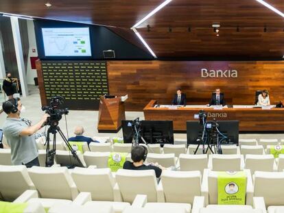 Rueda de prensa de resultados semestrales de Bankia, con el consejero delegado, José Sevilla, en el centro de la mesa.