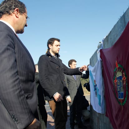 El alcalde de Santiago, un nieto de Manuel Fraga y el presidente de la Xunta descubren la placa con el nombre de la avenida