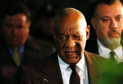 Bill Cosby sale del juzgado de Montgomery tras la vista preliminar.