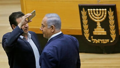 O deputado árabe Ayman Odeh grava o premiê Netanyahu com celular, na quarta-feira, no Parlamento israelense.