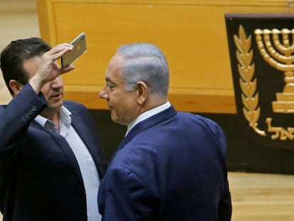 O deputado árabe Ayman Odeh grava o premiê Netanyahu com celular, na quarta-feira, no Parlamento israelense.