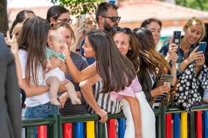 La reina Letizia se ha mostrado también cercana y cariñosa con los congregados a las puertas de la parroquia de la Asunción de Aravaca.