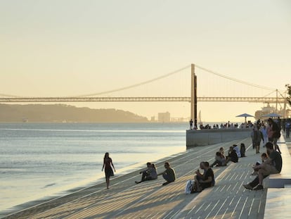 La avenida Ribeira das Naus  junto al río Tajo y, al fondo, el puente 25 de Abril de Lisboa.