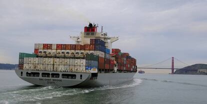 Un carguero con bandera de Panamá en la bahía de San Francisco.