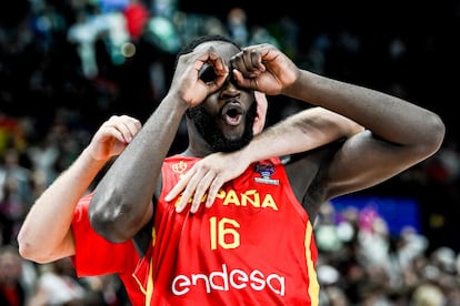 Usman Garuba celebra la victoria frente a Alemania este viernes 16 de septiembre, en el Mercedes-Benz Arena de Berlín. 