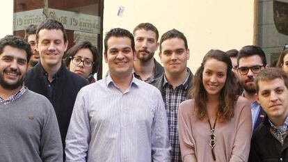 Nino Torres, en el centro, con otros integrantes de la red de voluntarios jóvenes de Susana Díaz.