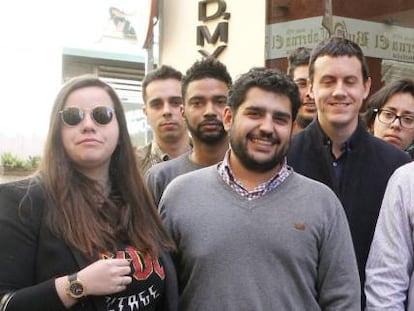 Nino Torres, en el centro, con otros integrantes de la red de voluntarios j&oacute;venes de Susana D&iacute;az.