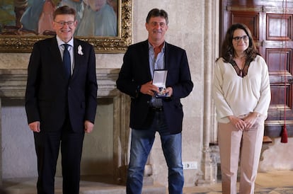 Ximo Puig, Mario Alberto Kempes y Mónica Oltra, el pasado martes en el Palau de la Generalitat tras recibir la distinción.