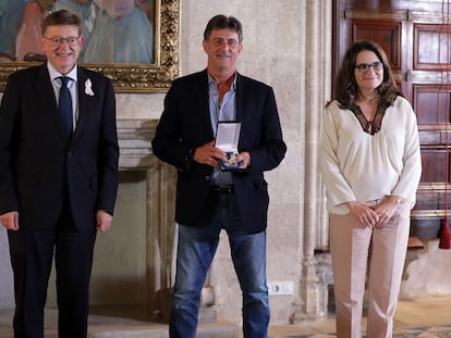 Ximo Puig, Mario Alberto Kempes y Mónica Oltra, el pasado martes en el Palau de la Generalitat tras recibir la distinción.