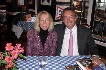 Joe Wilson y su esposa, Valerie Plame, en un restaurante de Washington en noviembre de 2004.