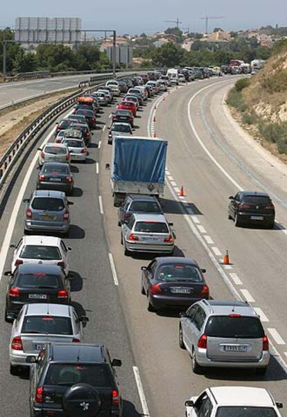 Tráfico denso en la AP-7 a mediodía de ayer cerca de Tarragona.