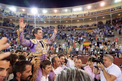 Borja Jiménez, a hombros en la plaza de Las Ventas.