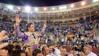 Borja Jiménez, a hombros en la plaza de Las Ventas.