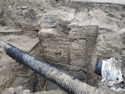 Parte de la estructura que ha aflorado durante unas obras de saneamiento en A Atalaia (San Cibrao, municipio lucense de Cervo).