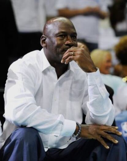 Michael Jordan, en el público duratne eun partido de los Bobcats