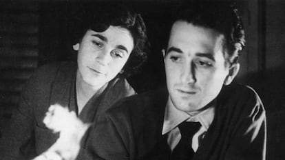 Fotografía de archivo, tomada el 7 de enero de 1955, de Rafael Sánchez Ferlosio junto a su esposa, Carmen Martín Gaite.