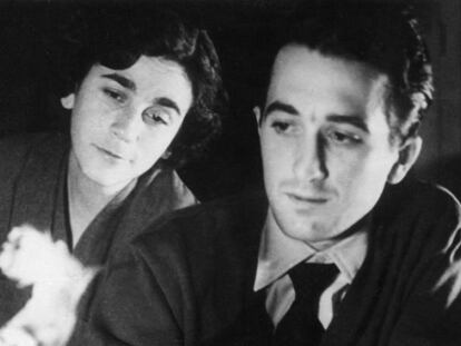 Fotografía de archivo, tomada el 7 de enero de 1955, de Rafael Sánchez Ferlosio junto a su esposa, Carmen Martín Gaite. 