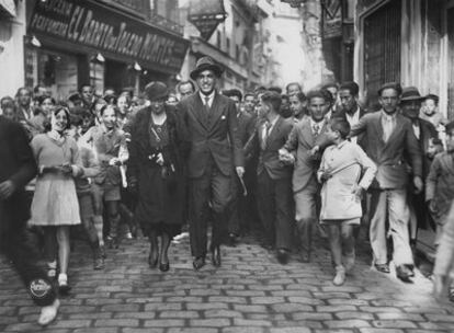 Gregorio Marañón y la esposa del político francés Édouard Herriot, por las calles de Toledo el 2 de noviembre de 1932.