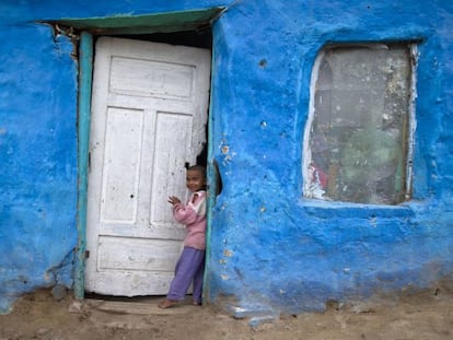 Un niño en Nikolaevo, donde viven los padres de María.