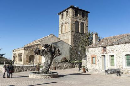 Una familia de madrileños pasa el día en Sotosalbos y admira la iglesia románica, perfectamente cuidada. Los niños, celebran los adultos, agradecen esta clase de excursiones porque la gran ciudad no permite “oler a campo” y divertirse en estos espacios abiertos.