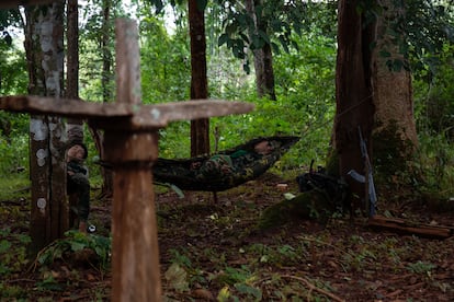 Varios milicianos del Ejército Karenni duermen en hamacas en medio de la jungla birmana.
