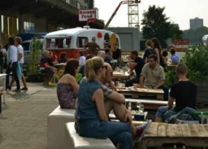 Comida callejera y 'foodtrucks' en la terraza exterior, frente al río Moza.