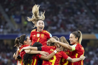 Alexia Putellas (derecha) celebra con sus compañeros el segundo gol ante Portugal. 