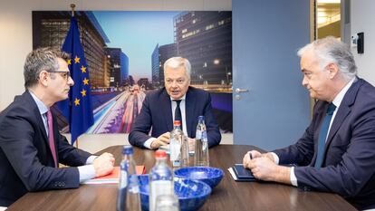 El comisario de Justicia europeo, Didier Reynders (en el centro), reunido ayer con el ministro de Presidencia y Justicia, Félix Bolaños (izquierda), y el vicesecretario de Acción Institucional del PP, Esteban González Pons.