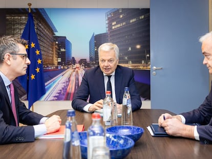 El comisario de Justicia europeo, Didier Reynders (centro), este miércoles en Bruselas, con el ministro de Presidencia y Justicia, Félix Bolaños y el vicesecretario de acción institucional del PP, Esteban González Pons.