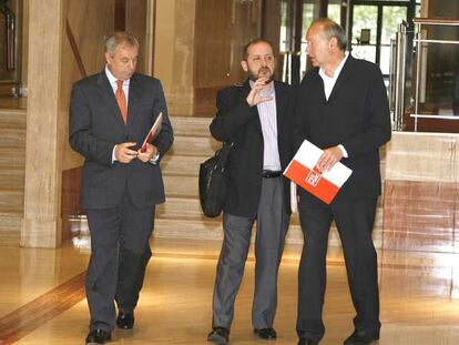 Los socialistas Manuel Vázquez, Ricardo Varela y Manuel Lagares, ayer en Santiago.