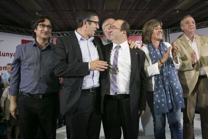 En el centro, Patxi L&oacute;pez y Miquel Iceta, en un mitin en L&#039;Hospitalet. 