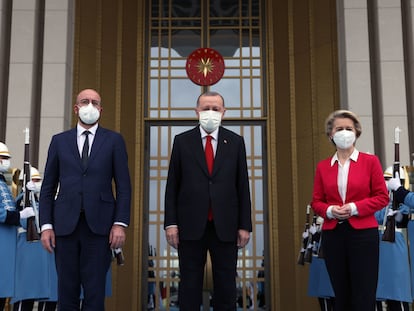 De izquierda a derecha, el presidente del Consejo Europeo, Charles Michel; el presidente turco, Recep Tayyip Erdogan, y la presidenta de la Comisión Europea, Ursula von der Leyen, posan a las puertas del palacio presidencial en Ankara, este martes.