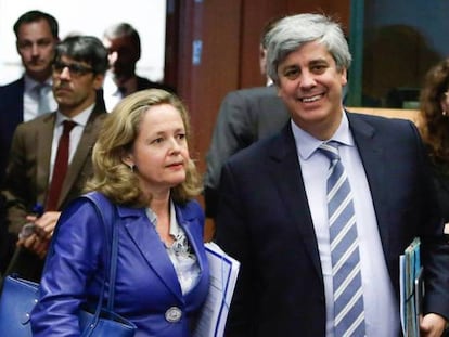 La vicepresidenta Nadia Calviño, junto al presidente del Eurogrupo, Mário Centeno, en Bruselas.